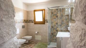 Doccia, asciugacapelli, bidet, asciugamani