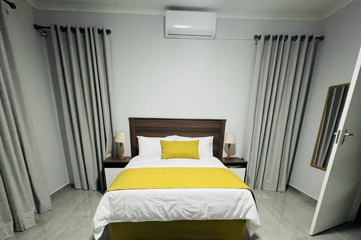 Ropa de cama de alta calidad y escritorio 