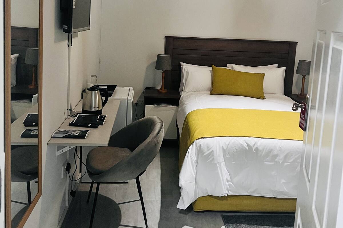 Ropa de cama de alta calidad y escritorio 