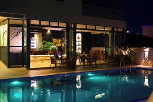 Bar à beira da piscina