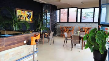 Bar junto a la piscina