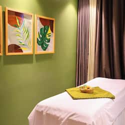 Couples treatment rooms, sauna, steam room, body treatments