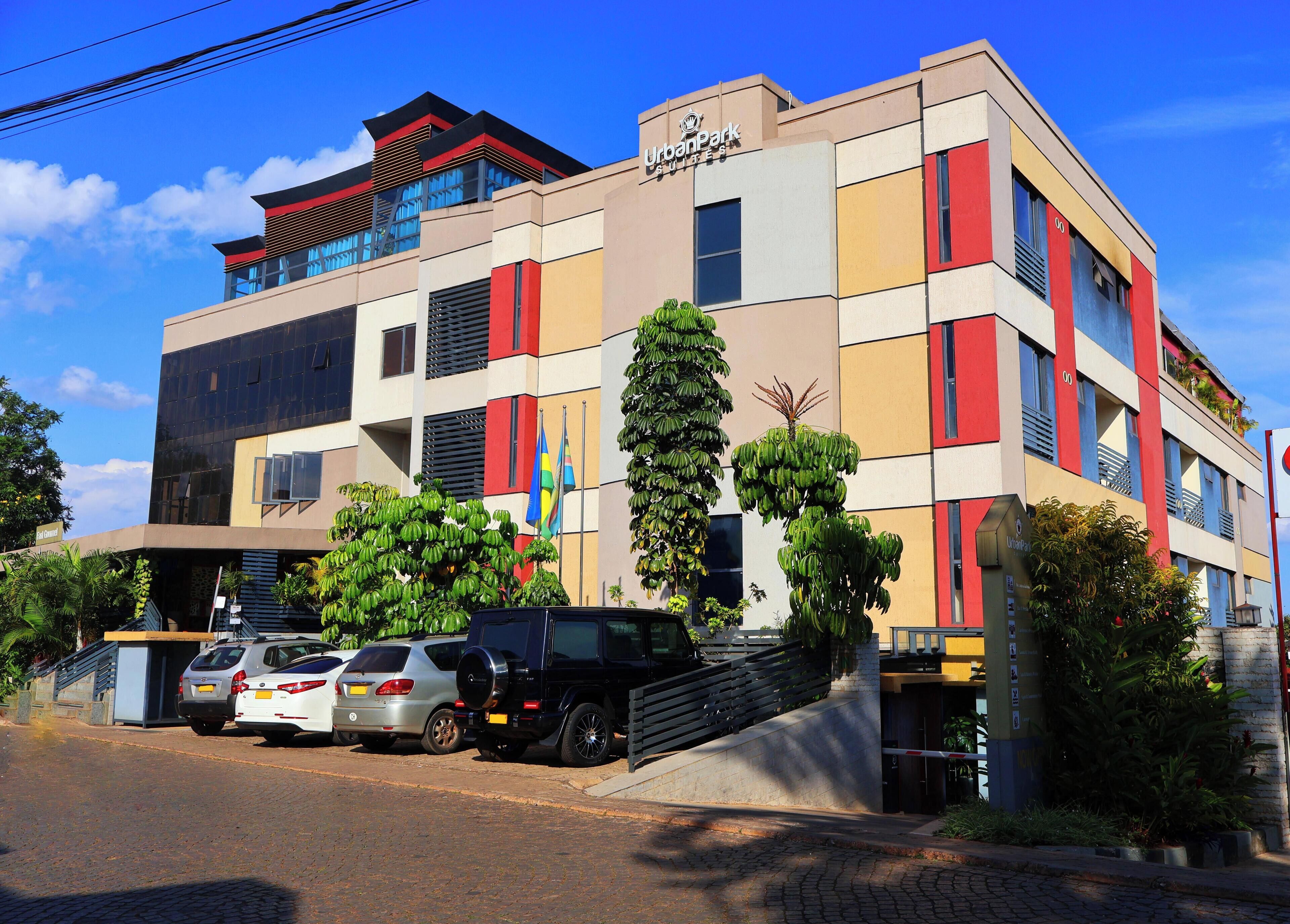 Un hôtel à plusieurs étages au design moderne, doté de balcons et offrant une variété de styles de fenêtres.