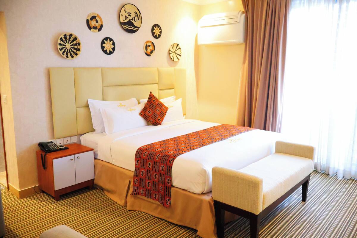Deluxe Room, 1 King Bed, City View | 1 bedroom, minibar, in-room safe, desk