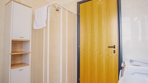 Dusche, Haartrockner, Bidet, Handtücher