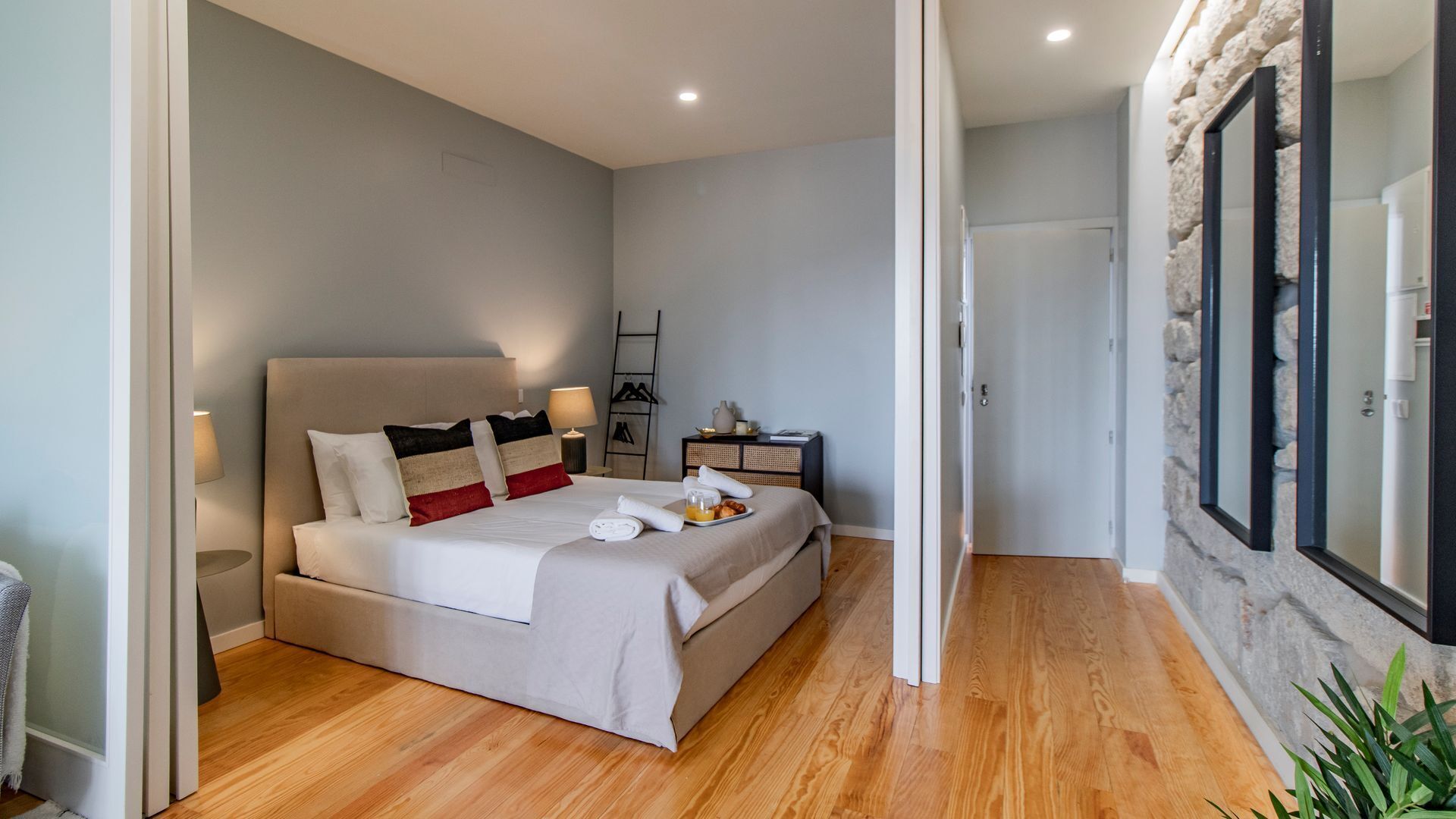 2 dormitoris, planxa i posts de planxar, wifi gratuïta i roba de llit 