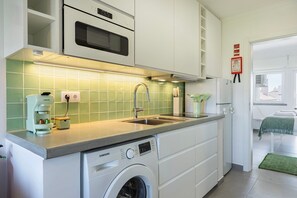 Geladeira, micro-ondas, cooktop, cafeteira/chaleira