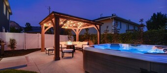 ⭐️Private Hot Tub + Fireplace + Covered Patio + 75" TV