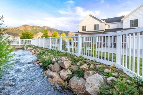 ⭐️Private Hot Tub + Fireplace + Covered Patio + 75" TV