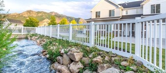 ⭐️Private Hot Tub + Fireplace + Covered Patio + 75" TV