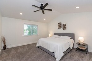 4 bedrooms, iron/ironing board, Internet, bed sheets - ⭐️Private Hot Tub + Fireplace + Covered Patio + 75" TV (Ogden)