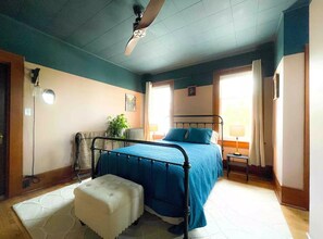 4 bedrooms, iron/ironing board, WiFi, bed sheets - Beautiful Historic Home near Downtown (Two Rivers)