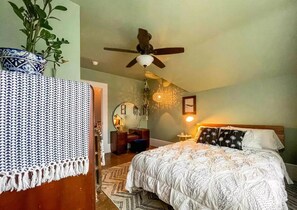 4 bedrooms, iron/ironing board, WiFi, bed sheets - Beautiful Historic Home near Downtown (Two Rivers)