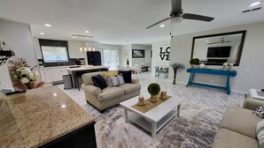 Una sala de estar moderna con un sofá, una mesa de centro y un televisor.