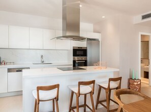 Réfrigérateur, micro-ondes, four, lave-vaisselle