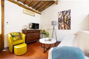 Smart TV - Chiara Apartment - Two Bedroom Apartment, Sleeps 3 (Firenze)