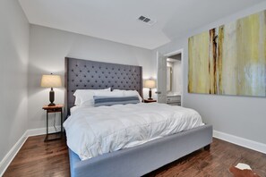 3 habitaciones, tabla de planchar con plancha, wifi y ropa de cama 