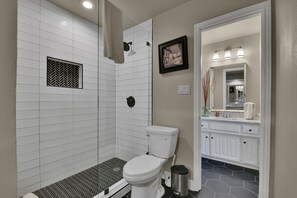 Shower, hair dryer, towels - Great Home with Southern Charm and Great Space (Frisco)