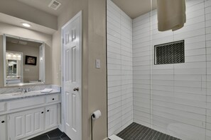 Shower, hair dryer, towels - Great Home with Southern Charm and Great Space (Frisco)