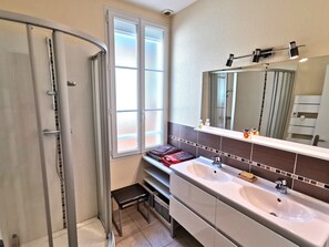 Dusche, Haartrockner, Handtücher