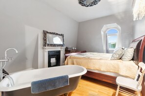 5 bedrooms, iron/ironing board, WiFi, bed sheets