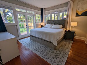 3 bedrooms, desk, iron/ironing board, travel crib