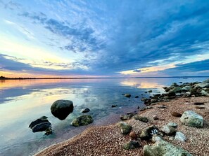 Sun loungers, beach towels - Private Gated Waterfront Lake Buchanan Home! Hot tub, Dog Friendly, Fully Fenced (Buchanan Dam)