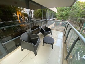 Comfort-huoneisto, 1 keskisuuri parisänky, näköala puistoon, kulmassa | Terassi/patio