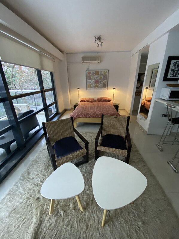 Comfort-huoneisto, 1 keskisuuri parisänky, näköala puistoon, kulmassa | 1 makuuhuone, ylelliset vuodevaatteet, untuvapeitot