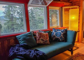 Téléviseur connecté, foyer, livres, écran d’ordinateur