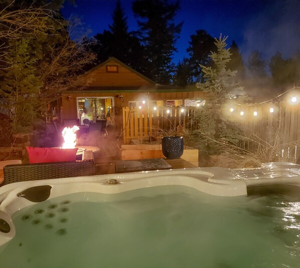 Outdoor spa tub