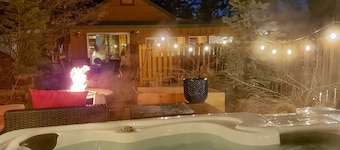 Cozy Mountain Cabin ☆ Hot tub ☆ Work From Home and Pet Friendly