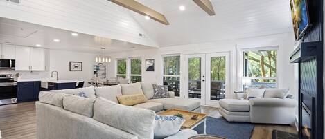 Een smart-tv en een open haard