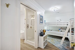3 chambres, coffres-forts dans les chambres, fer et planche à repasser