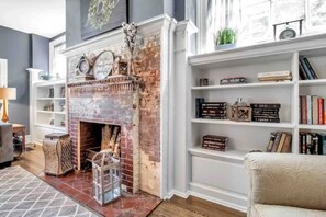 Interior - RIVER VIEWS @ ASHWOOD, WALK TO FALLS, USA-2500SF (Niagara Falls)