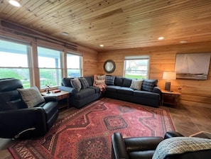 Living area - Waterfront 5Bdrm, by Shops, Olcott Beach, Marina (Burt)