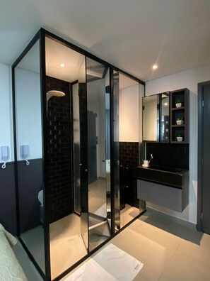 Design Apartment | Bathroom | Shower, towels, soap, shampoo - Get One (João Pessoa)