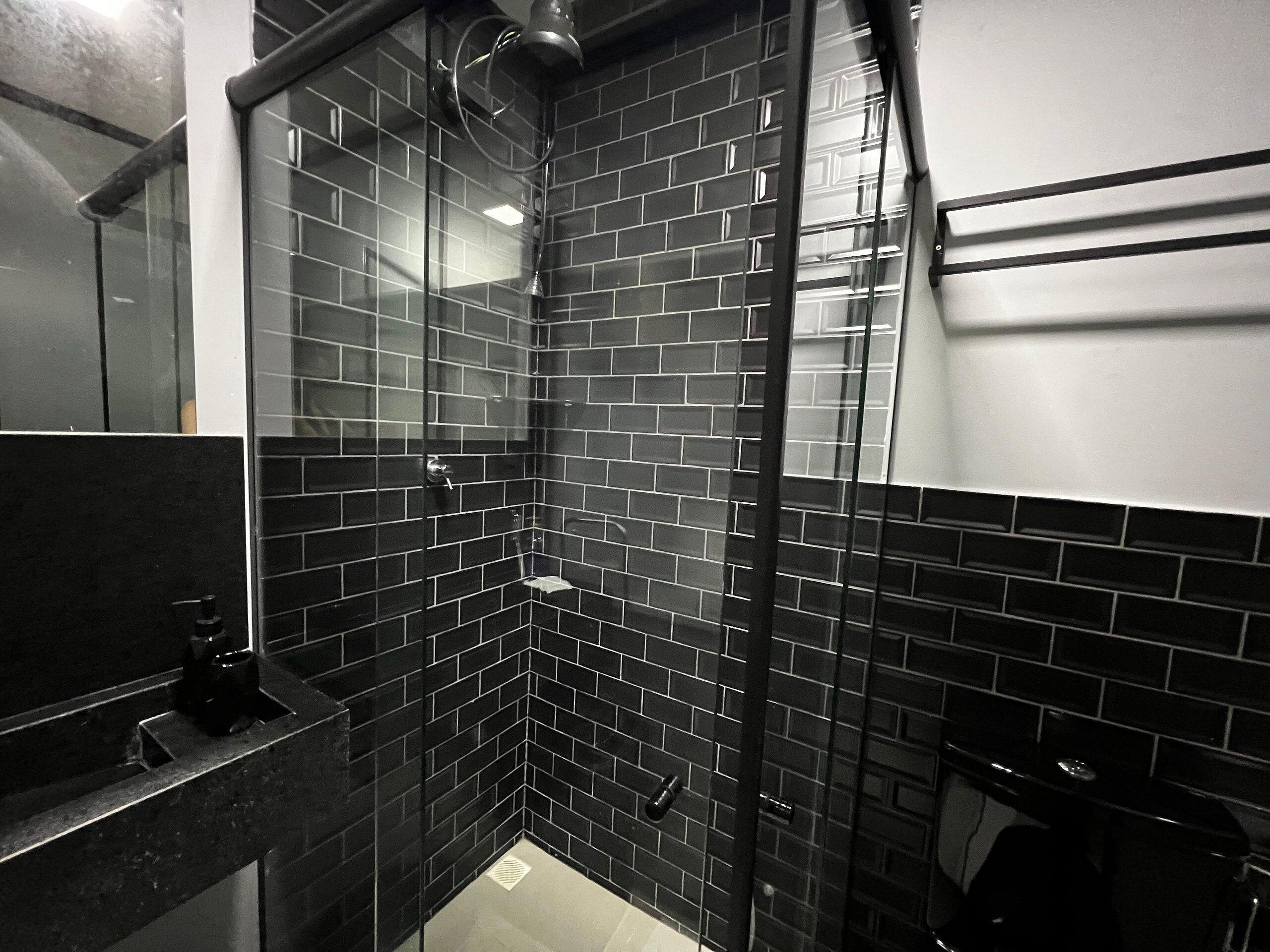 Apartamento design | Banheiro | Chuveiro, toalhas de banho, sabonete, shampoo