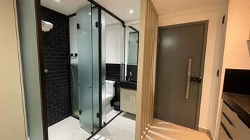 Apartamento design | Banheiro | Chuveiro, toalhas de banho, sabonete, shampoo