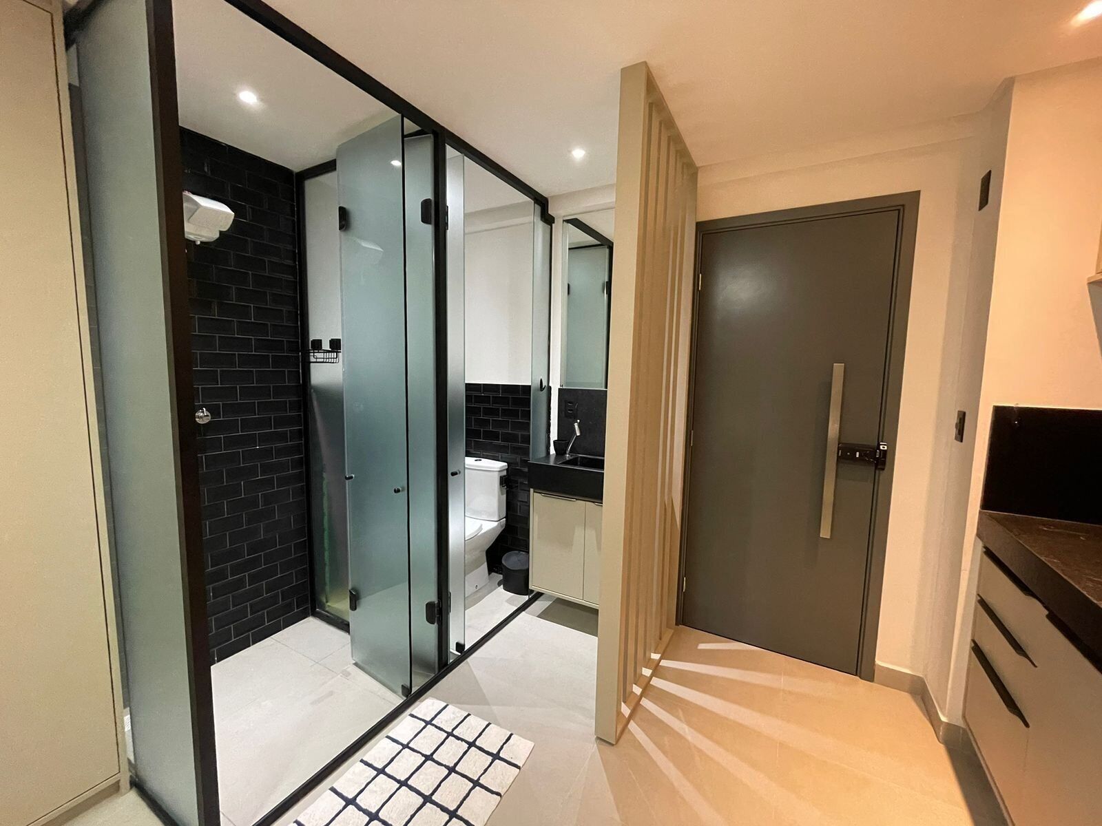 Apartamento design | Banheiro | Chuveiro, toalhas de banho, sabonete, shampoo