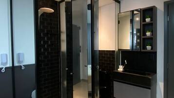 Design Apartment | Bathroom | Shower, towels, soap, shampoo