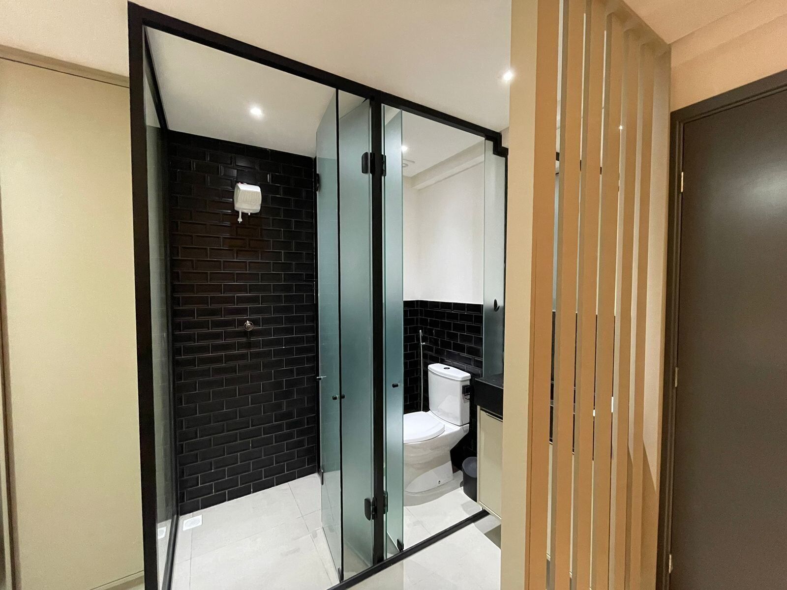 Design-Apartment | Badezimmer | Dusche, Handtücher, Seife, Shampoo