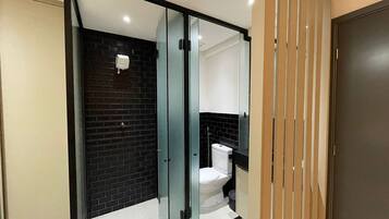 Design-Apartment | Badezimmer | Dusche, Handtücher, Seife, Shampoo