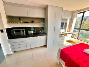 ดีไซน์อพาร์ทเมนท์ | ครัวส่วนตัว | ตู้เย็นเล็ก, ไมโครเวฟ