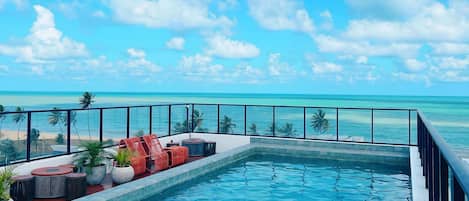 สระว่ายน้ำกลางแจ้ง