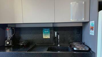 Design appartement | Privékeuken | Een minikoelkast, een microgolfoven