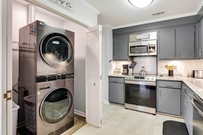 Réfrigérateur, micro-ondes, plaque de cuisson, lave-vaisselle