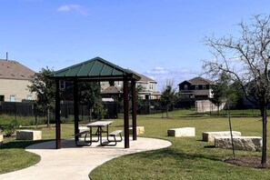 Outdoor dining - Two bedroom Two bathroom Pet Friendly house close to shops/food (Bastrop)