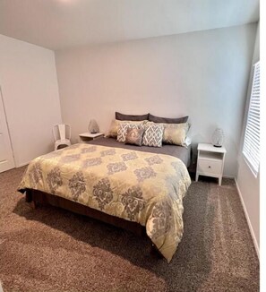 2 bedrooms, iron/ironing board, WiFi, bed sheets - Two bedroom Two bathroom Pet Friendly house close to shops/food (Bastrop)