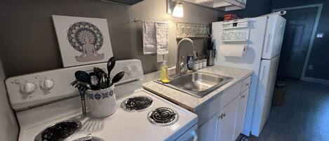 KĂŒhlschrank, Mikrowelle, Ofen, Herdplatte